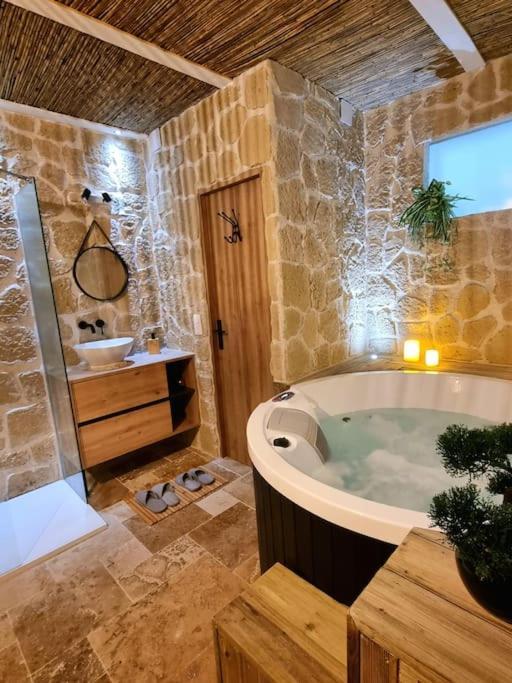 Les Spas De La Mer, Suite & Spa, Love Room, Plein Coeur Du Grau Le Grau-du-Roi Extérieur photo